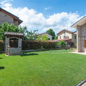 Giardino con pozzo in muratura