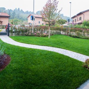 vialetta-in-giardino-privato-ben-curato