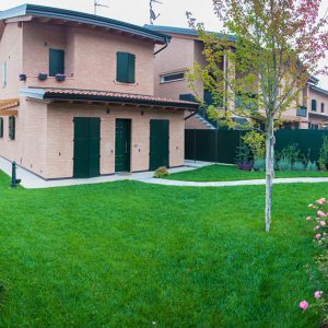 villetta con giardino privato