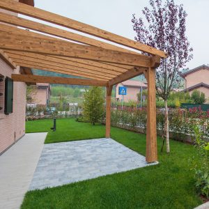 pergolato in legno in giardino con prato