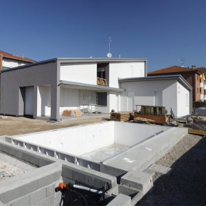 Lavori in corso per realizzazione piscina e giardino