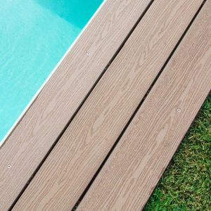 prato a bordo piscina