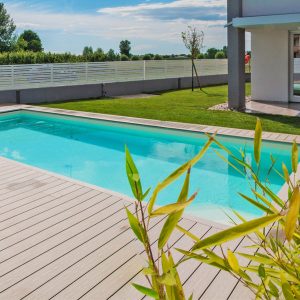 Piscina in giardino moderno